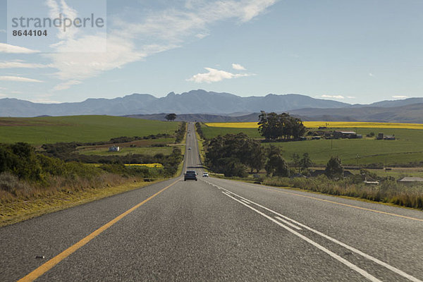 Autos auf einer Straße zu den Riviersonderend Mountains  Südafrika