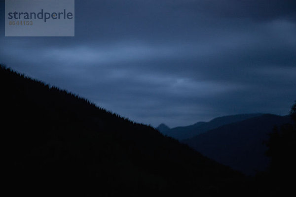 Blick auf die Berge bei Dämmerung