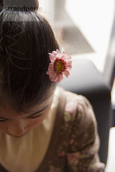 Teenagermädchen mit Blume im Haar  Nahaufnahme