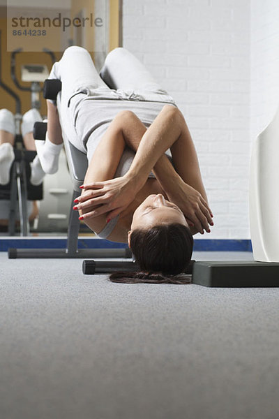 Junge Frau trainiert im Fitnessstudio