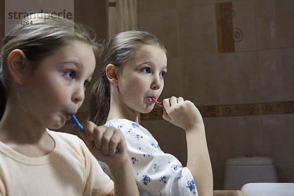 Mädchen beim Zähneputzen im Bad