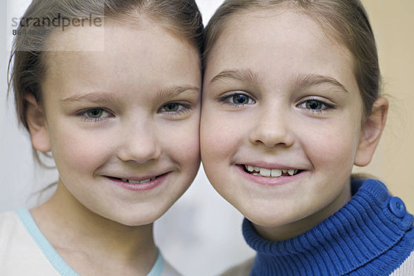 Porträt von zwei lächelnden Mädchen  Nahaufnahme