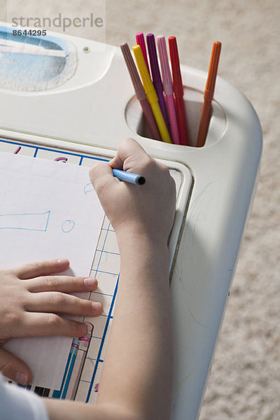 Kinderhandzeichnung auf Papier  Nahaufnahme