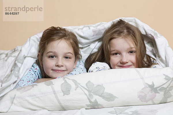 Porträt von Mädchen  die sich auf dem Bett entspannen