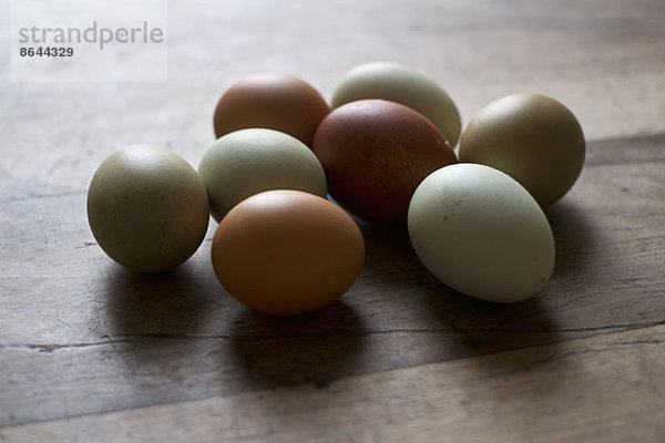 Eier auf Holztisch  Nahaufnahme