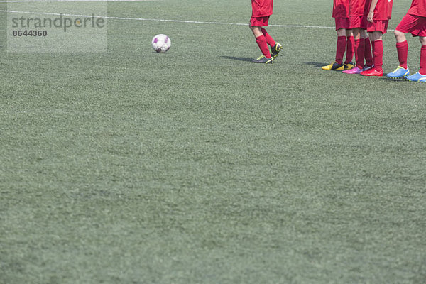 Jungen spielen Fußball auf dem Spielfeld