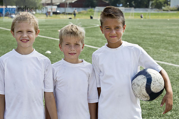 Portrait von Jungen mit Fußball