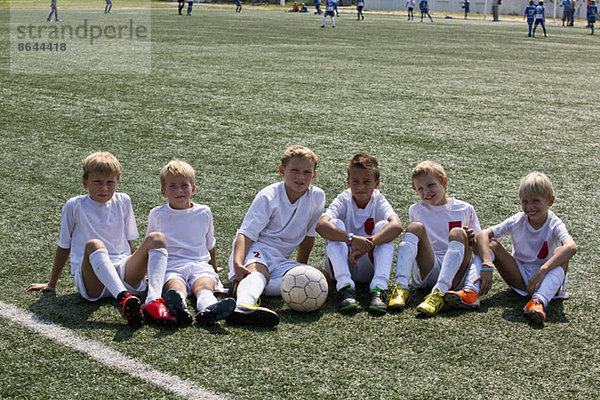 Porträt der Jungen auf dem Fußballfeld