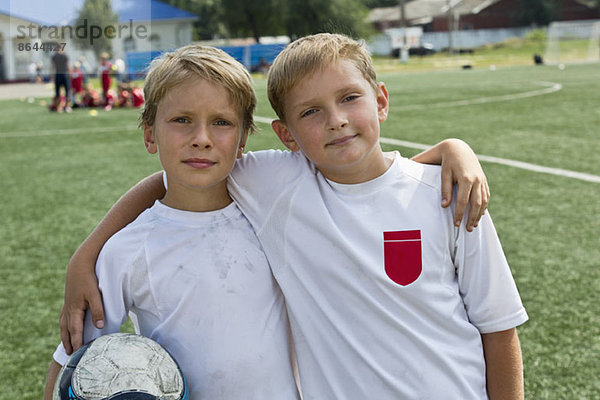 Portrait von Jungen mit Fußball