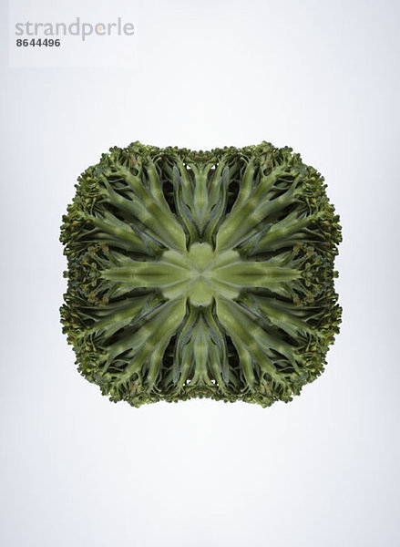 Ein digitaler Verbund von Spiegelbildern des Bodens von Brokkoli-Stücken