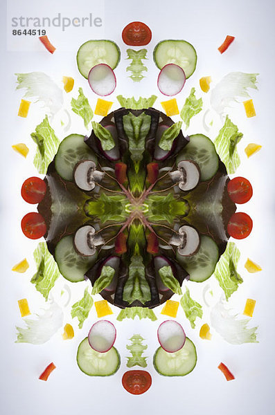 Ein digitaler Verbund von Spiegelbildern von Stücken eines gemischten Gemüsesalats