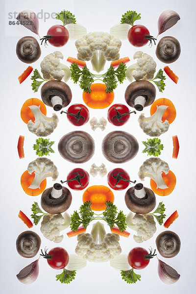 Ein digitaler Verbund von Spiegelbildern von gemischten Gemüsestücken