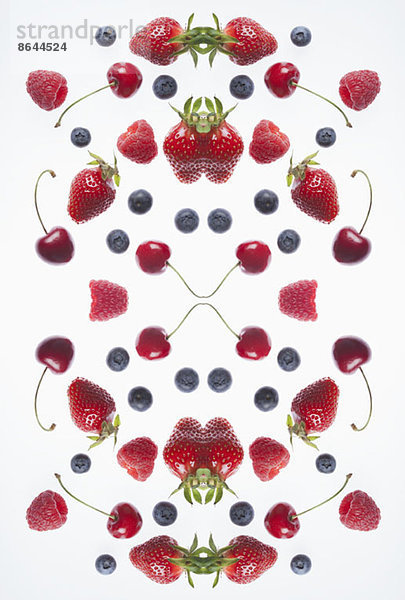 Digitaler Verbund von Spiegelbildern einer Anordnung verschiedener Beeren und Kirschen