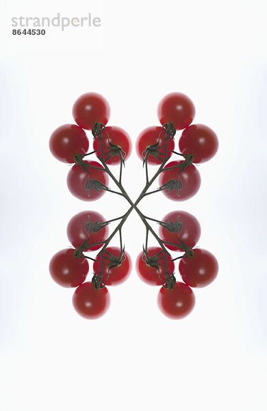 Digitaler Verbund von Spiegelbildern einer Anordnung von roten Johannisbeeren