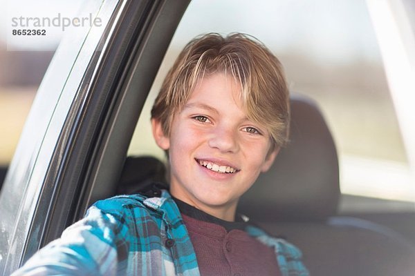 Junge lächelt im Auto