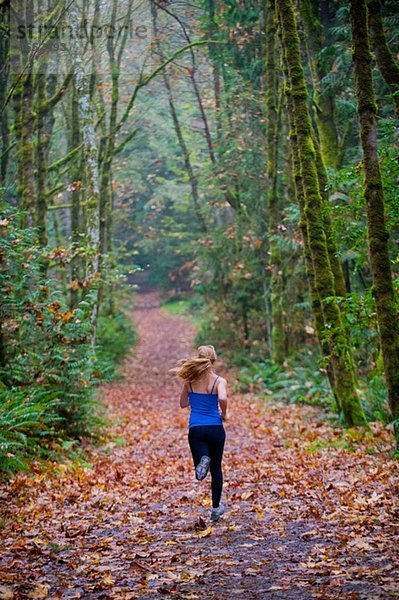 Mädchen joggen im Wald