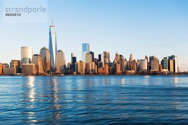 River und Manhattan Skyline  New York  USA