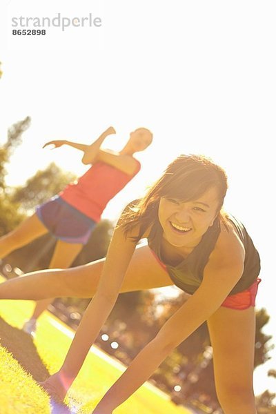 Zwei junge Frauen trainieren im Park