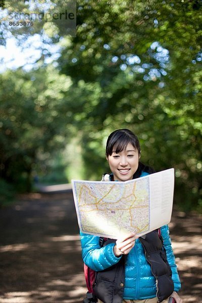 Junge Wanderin auf der Karte