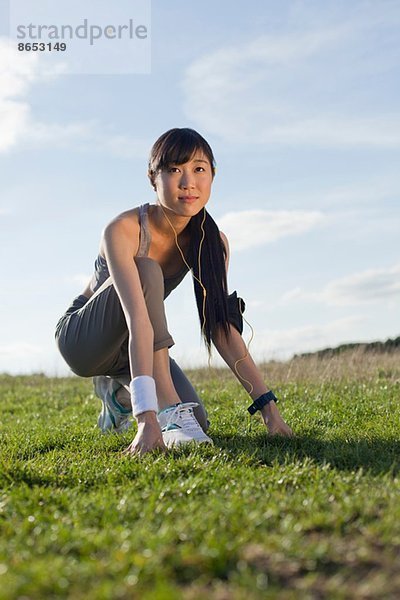 Junge Frau bereitet sich auf den Lauf vor