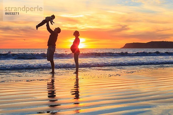 Familie mit Kleinkind-Sohn am Strand  San Diego  Kalifornien  USA