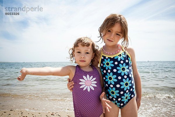 Portrait von zwei jungen Schwestern am Strand von Falmouth  Massachusetts  USA