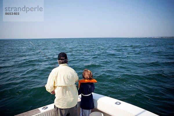 Junge und Großvater fischen vom Boot aus  Falmouth  Massachusetts  USA