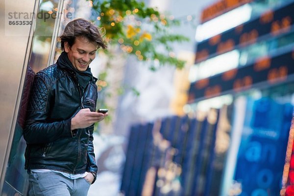 Junge männliche Touristen mit Smartphone  New York City  USA