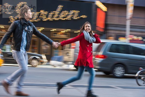 Junges Paar auf der Straße  New York City  USA