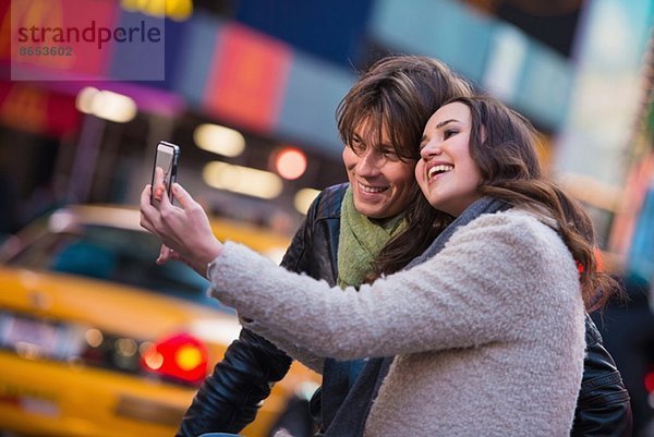 Junges Paar  das einen Selfie nimmt  New York City  USA