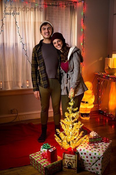 Porträt eines glücklichen jungen Paares zu Weihnachten