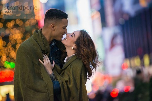 Junges Touristenpaar in Decke gehüllt  New York City  USA