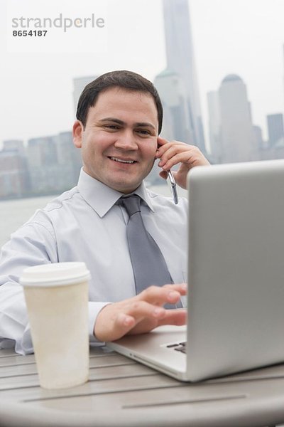 Geschäftsmann mit Laptop im Freien  Jersey City  New Jersey  USA