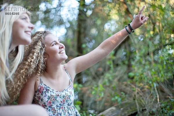 Zwei Teenager-Mädchen auf Entdeckungsreise im Wald