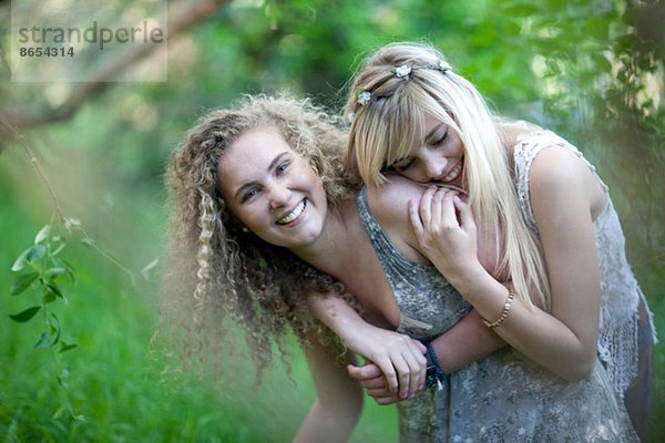 Zwei Teenager-Mädchen  die Spaß im Wald haben