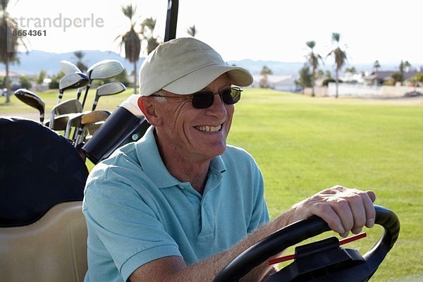 Senior-Golfer fährt Golf-Buggy