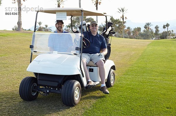 Portrait von zwei männlichen Golfern im Golf-Buggy