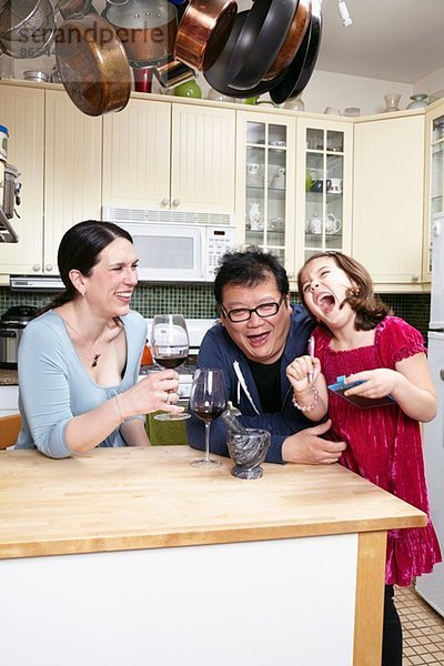 Reife Paare in der Küche lachend mit kleiner Tochter