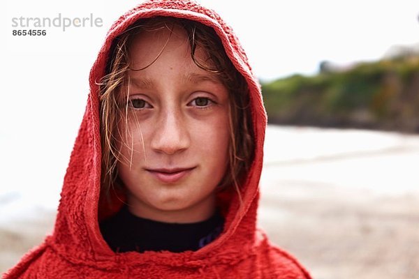 Portrait des Mädchens in rotem Kapuzenoberteil