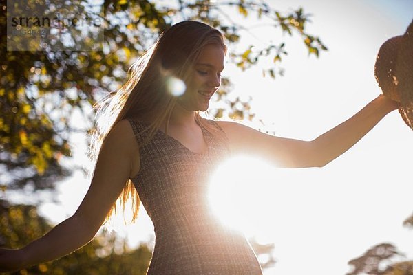 Teenagermädchen tanzt im Park