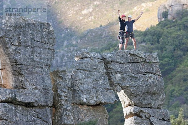 Junges Kletterpaar feiert auf Felsformation