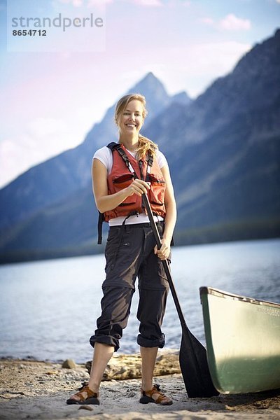 Portrait einer Kanufahrerin am See  Grand Tetons  Wyoming  USA