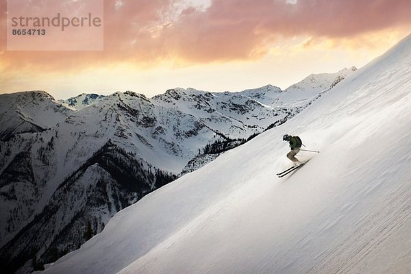 Mittlerer Erwachsener Mann beim Skifahren in den Bergen  Golden  British Columbia  Kanada