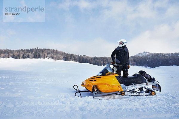 Mittlerer Erwachsener Mann auf Schneemobil  Togwotee Pass  Wyoming  USA