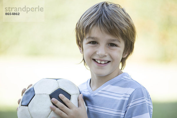 Junge mit Fußball  Portrait