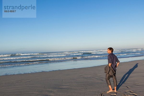 Mann genießt Strand