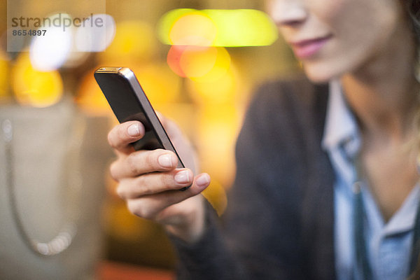 Frau mit Smartphone