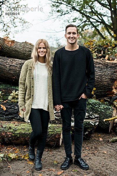 Porträt eines jungen glücklichen Paares im Wald