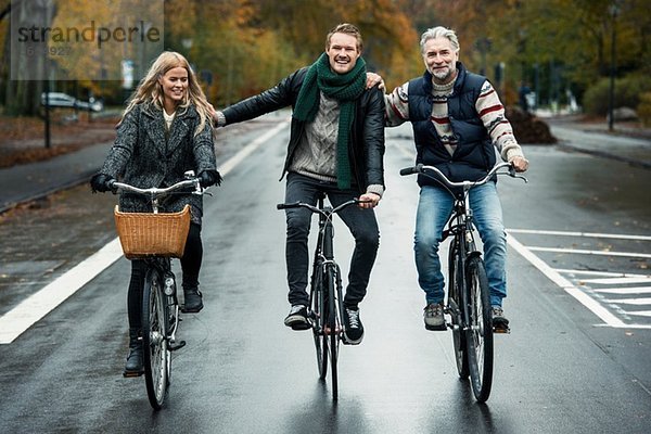 Fahrradfreunde auf der Straße