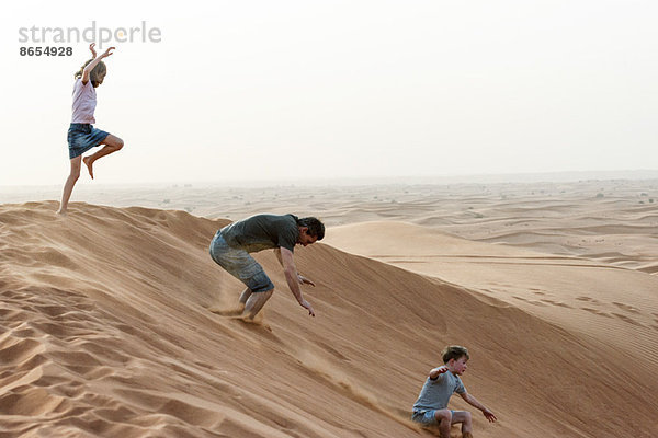 Mädchen springt auf Wüstendüne